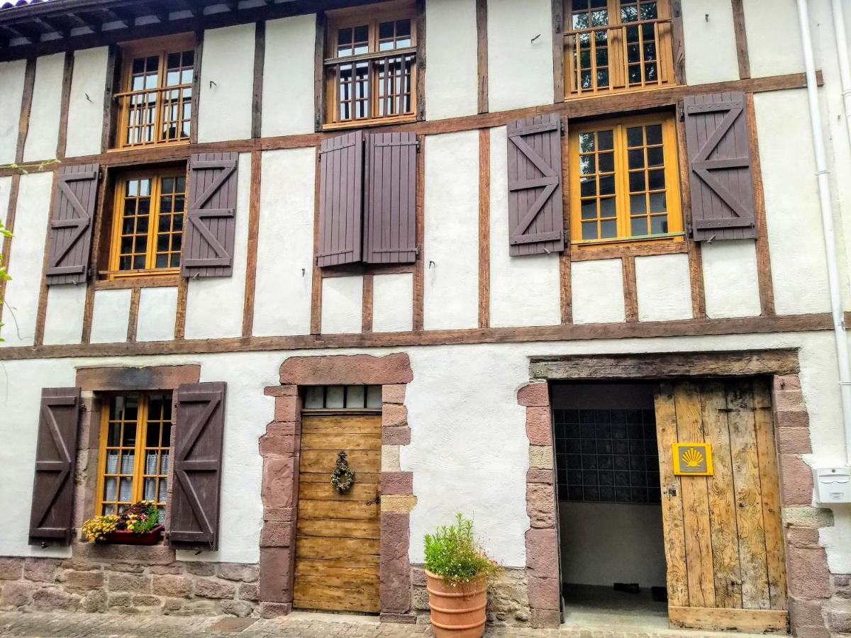 Gite De La Porte Saint Jacques: A Hostel For Pilgrims Екстериор снимка